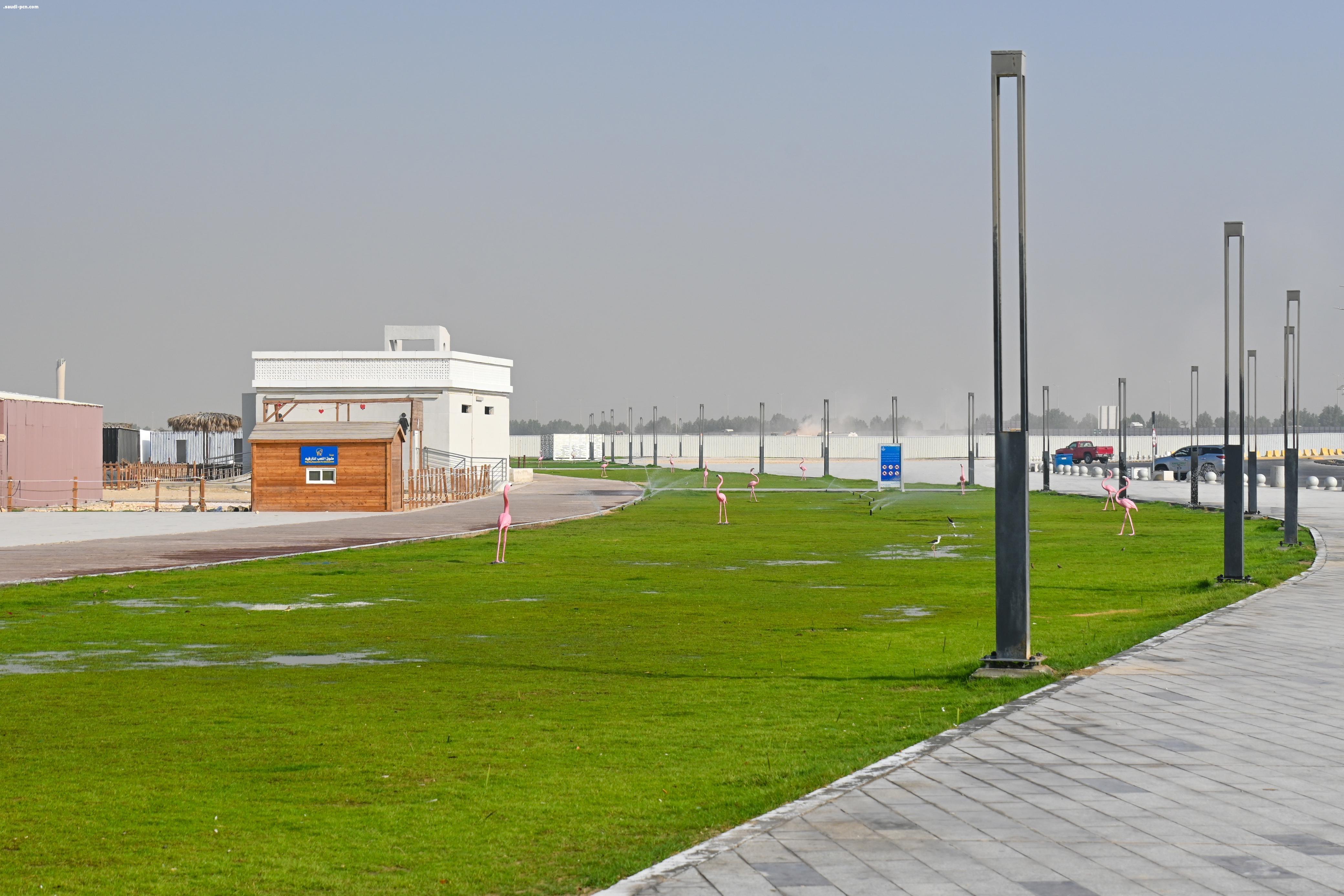 شاطئ نصف القمر بالظهران وجهة سياحية بحرية مثالية بخدمات متكاملة